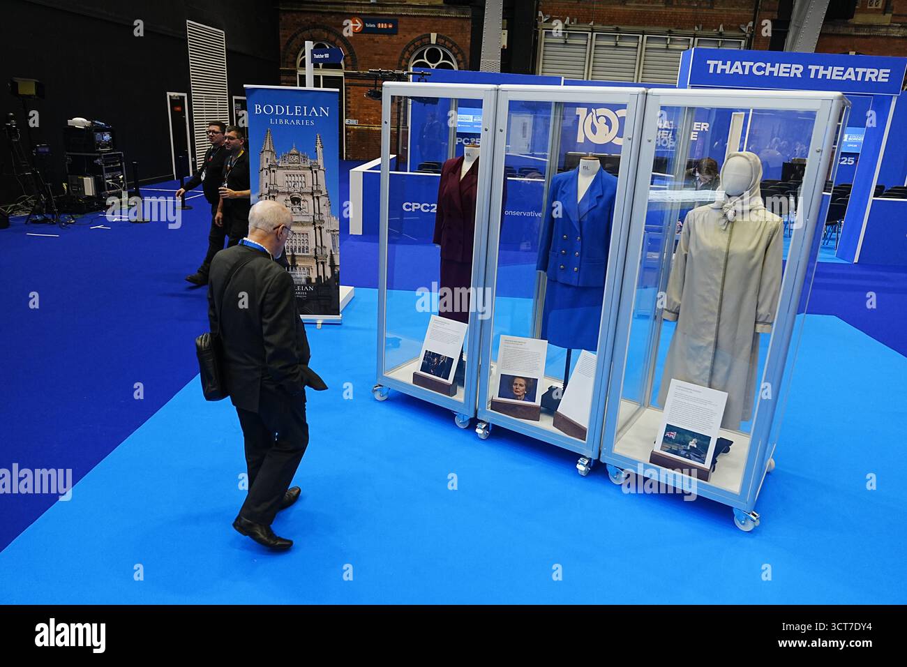 Exposition des tenues de l'ancienne première ministre Margaret Thatcher pendant la conférence du Parti conservateur au Manchester Central Convention Complex. Date de la photo : dimanche 5 octobre 2025. Banque D'Images