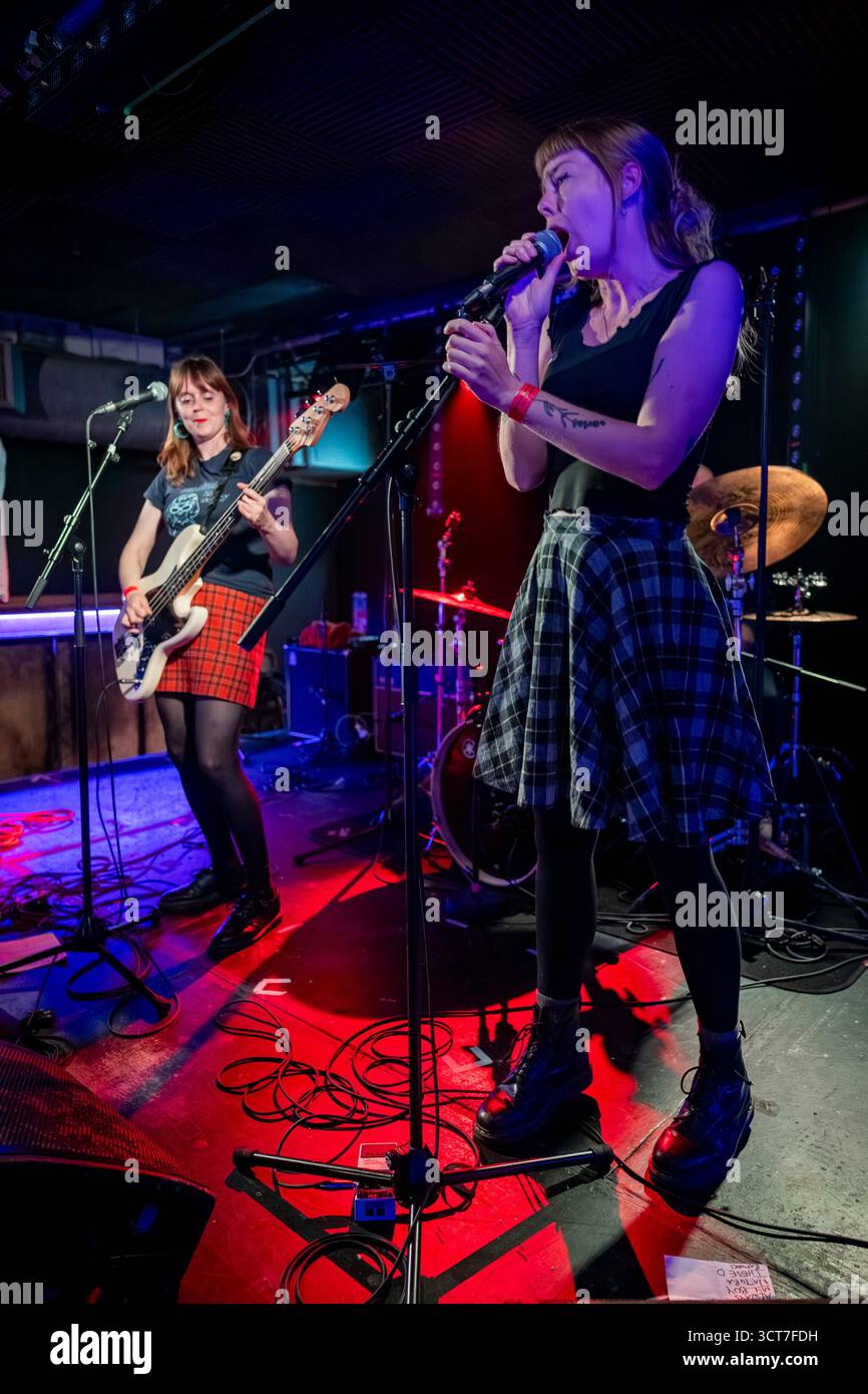 Édimbourg, Écosse. Sam 4 octobre 2025. Le groupe indie danois Josie sur scène au Mash House lors du festival inaugural Indiepop All-dayer d'Édimbourg. Josie s'est formée à Copenhague en 2023 et se compose de quatre amis : Charlotte, Dawn, Martin et Anton. Ils sortent leur premier album, « A Life on Sweets Alone », en septembre 2025 sur le label légendaire K Records / Perennial. Banque D'Images