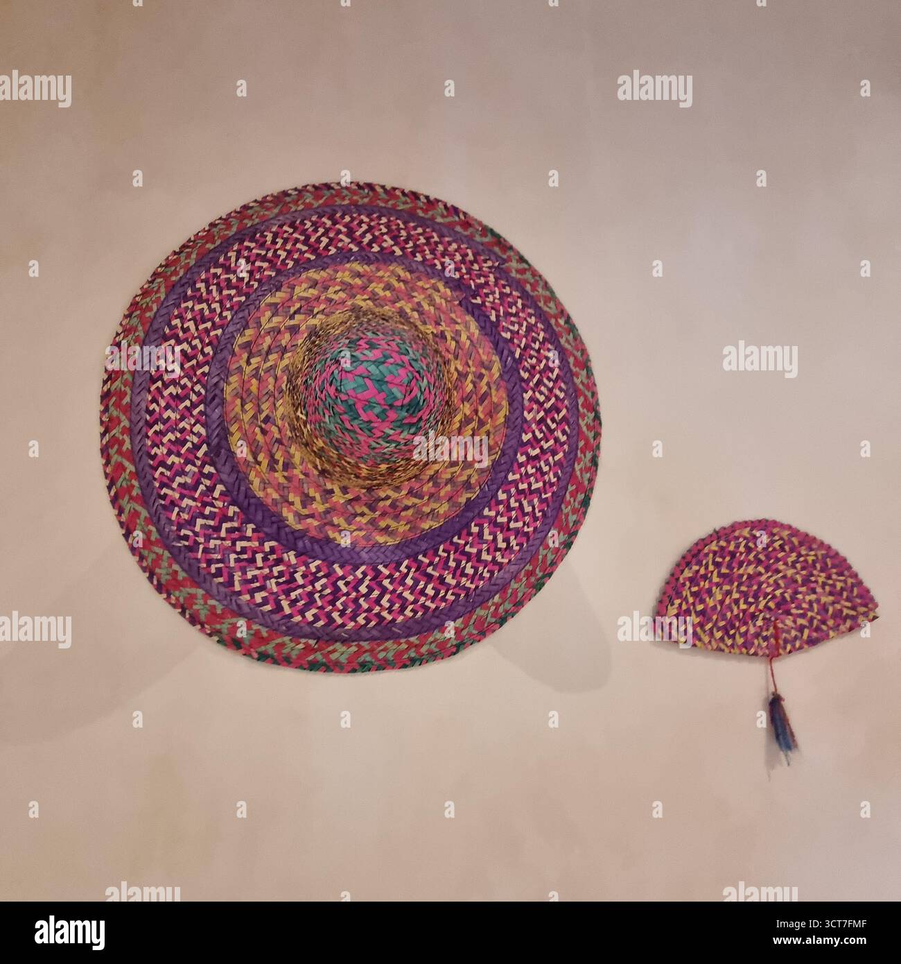 Chapeau mexicain et ventilateur monté au mur à Valladolid Yucatan Mexique - Image de stock capturée avec un smartphone