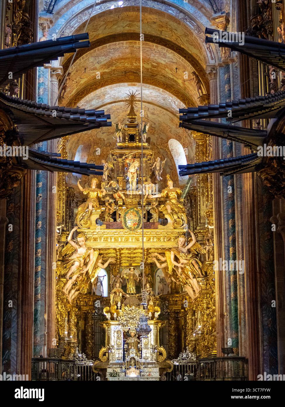Maître-autel et tuyaux d'orgue de la cathédrale Saint-Jacques-de-Compostelle Banque D'Images