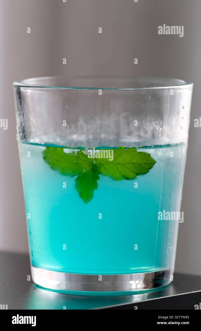 Boisson glacée bleue rafraîchissante avec des feuilles de menthe Banque D'Images