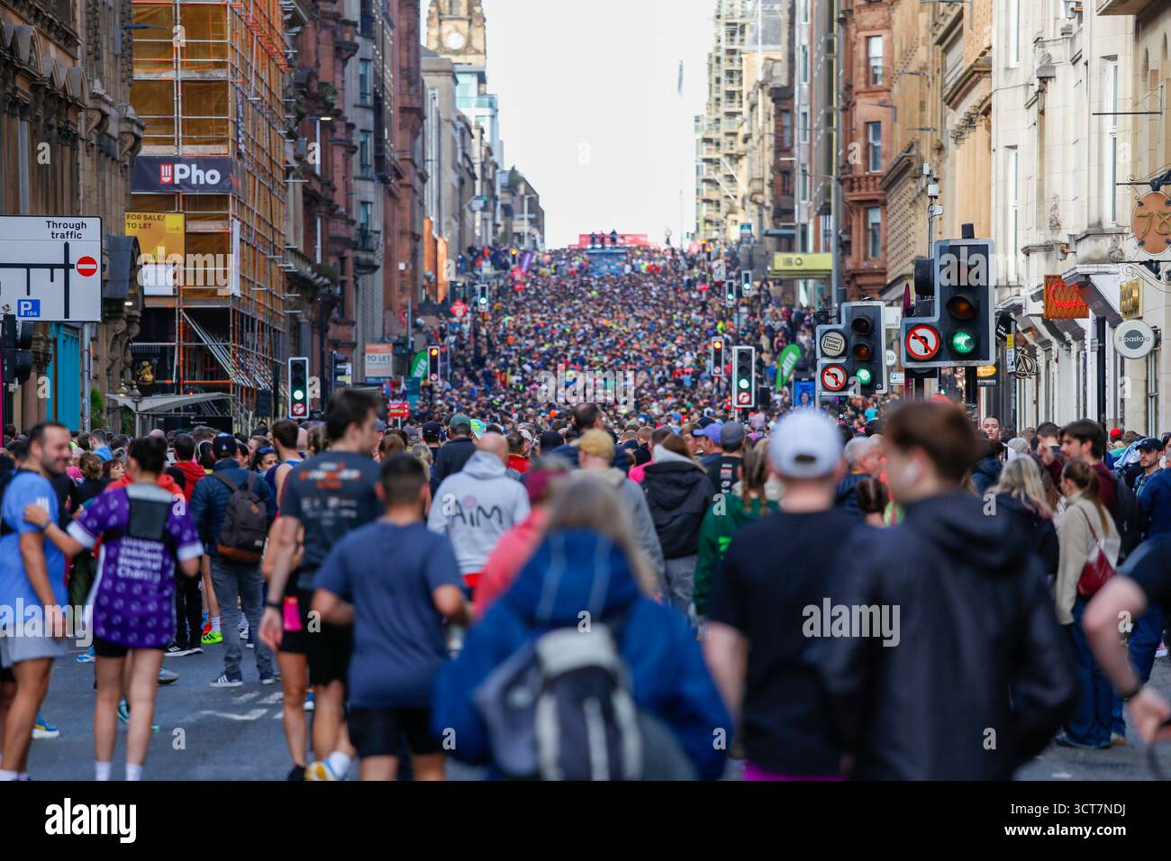Glasgow, Écosse, Royaume-Uni. 5 octobre 2025. Des milliers de coureurs de toute l’Écosse et d’ailleurs ont pris part à l’AJ Bell Great Scottish Run, sillonnant les rues de Glasgow dans l’une des plus grandes courses annuelles sur route du pays. Les spectateurs ont suivi le parcours pour encourager les participants aux épreuves du 10K et du semi-marathon. Crédit : Jacob Hughes/Alamy Live News Banque D'Images