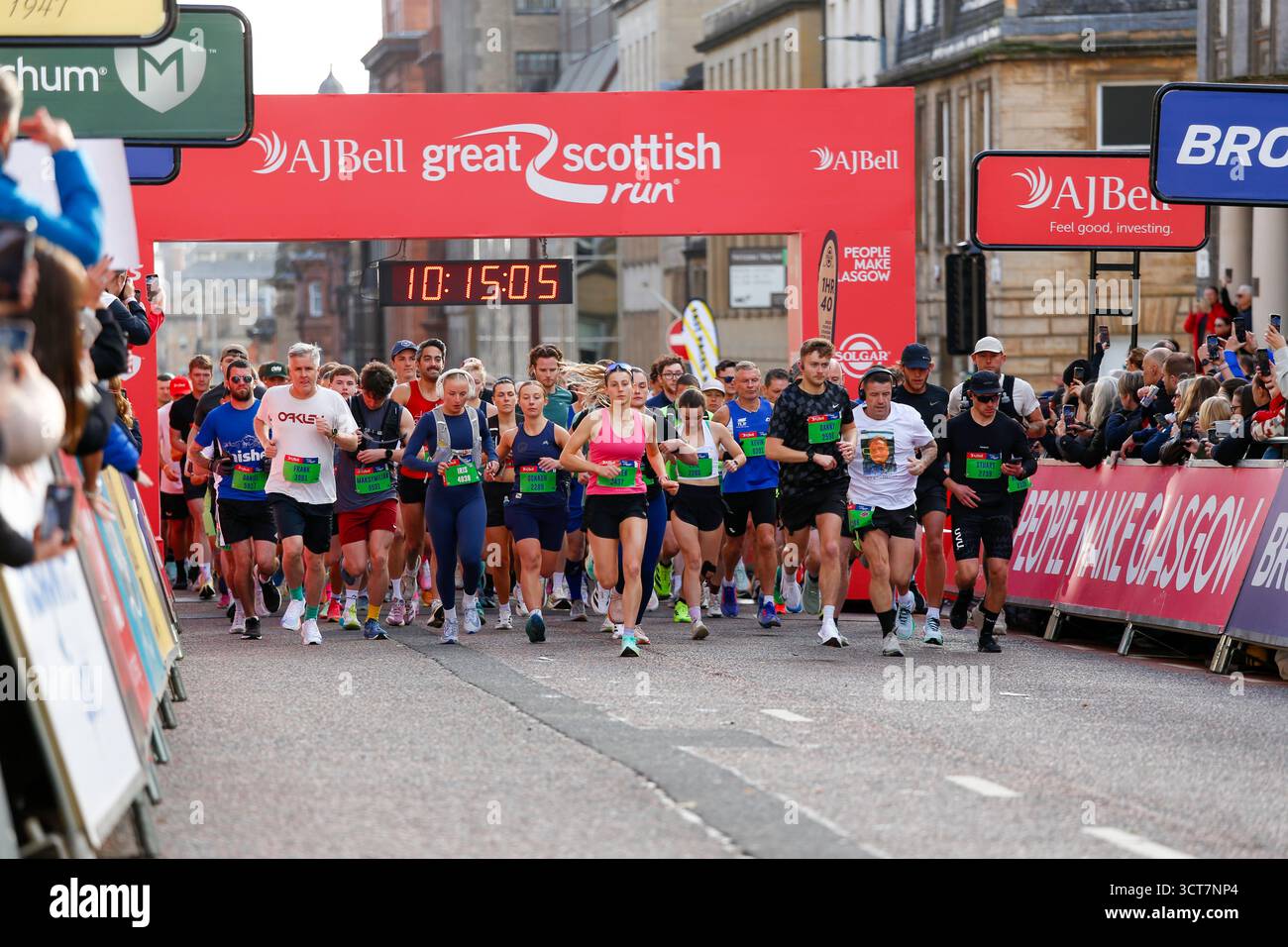 Glasgow, Écosse, Royaume-Uni. 5 octobre 2025. Des milliers de coureurs de toute l’Écosse et d’ailleurs ont pris part à l’AJ Bell Great Scottish Run, sillonnant les rues de Glasgow dans l’une des plus grandes courses annuelles sur route du pays. Les spectateurs ont suivi le parcours pour encourager les participants aux épreuves du 10K et du semi-marathon. Crédit : Jacob Hughes/Alamy Live News Banque D'Images
