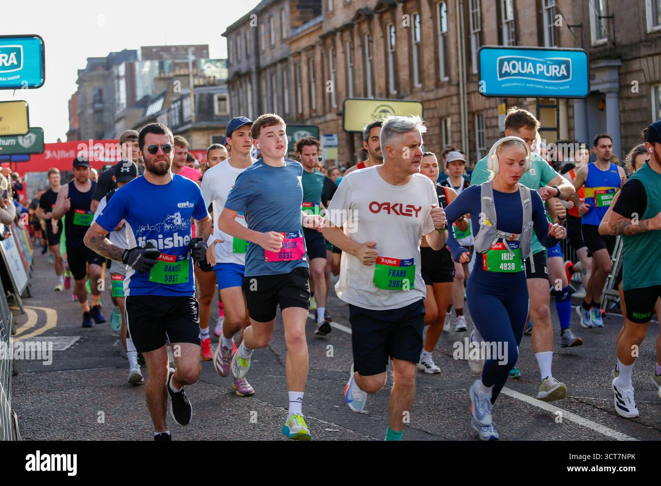 Glasgow, Écosse, Royaume-Uni. 5 octobre 2025. Des milliers de coureurs de toute l’Écosse et d’ailleurs ont pris part à l’AJ Bell Great Scottish Run, sillonnant les rues de Glasgow dans l’une des plus grandes courses annuelles sur route du pays. Les spectateurs ont suivi le parcours pour encourager les participants aux épreuves du 10K et du semi-marathon. Crédit : Jacob Hughes/Alamy Live News Banque D'Images