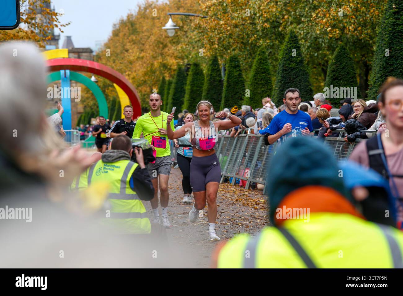 Glasgow, Écosse, Royaume-Uni. 5 octobre 2025. Des milliers de coureurs de toute l’Écosse et d’ailleurs ont pris part à l’AJ Bell Great Scottish Run, sillonnant les rues de Glasgow dans l’une des plus grandes courses annuelles sur route du pays. Les spectateurs ont suivi le parcours pour encourager les participants aux épreuves du 10K et du semi-marathon. Crédit : Jacob Hughes/Alamy Live News Banque D'Images