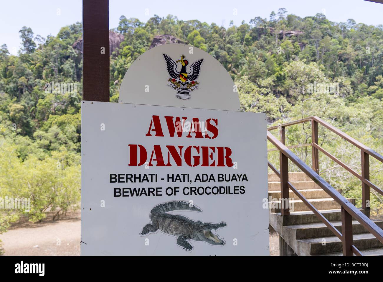 Panneau de danger avertissant les crocodiles dans le parc national de Bako, Sarawak, Bornéo malaisien Banque D'Images