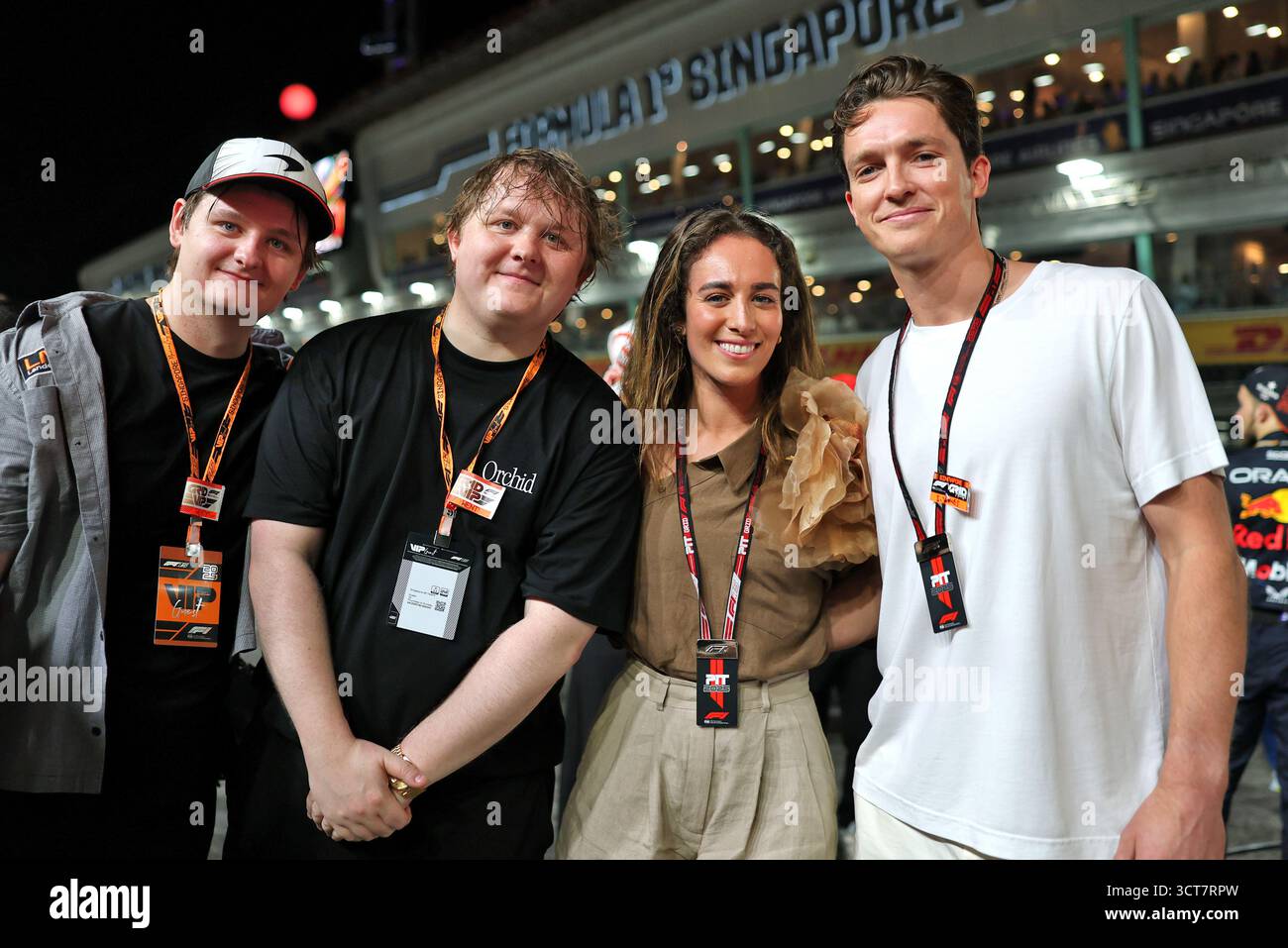 Singapour, Singapour. 05 octobre 2025. Lewis Capaldi (GBR) chanteur avec des invités sur la grille. 05.10.2025. Championnat du monde de formule 1, Rd 18, Grand Prix de Singapour, Marina Bay Street circuit, Singapour, jour de la course. Crédit : James Moy/Alamy Live News Banque D'Images
