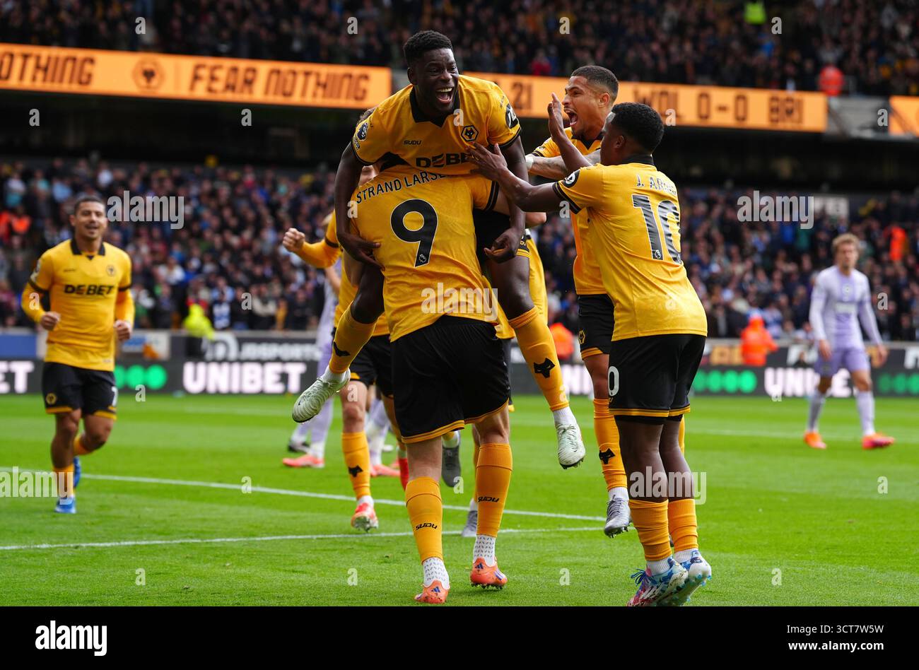Marshall Munetsi des Wolverhampton Wanderers célèbre avec ses coéquipiers après que son tir a été retourné par le gardien de but de Brighton et Hove Albion Bart Verbruggen pour leur premier but du match lors du match de premier League au Molineux Stadium, Wolverhampton. Date de la photo : dimanche 5 octobre 2025. Banque D'Images