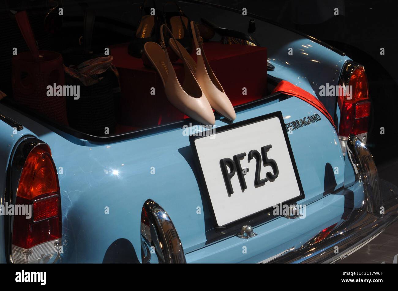 Plaque d'immatriculation PF25 sur une voiture en vitrine, Rome, Italie. Banque D'Images