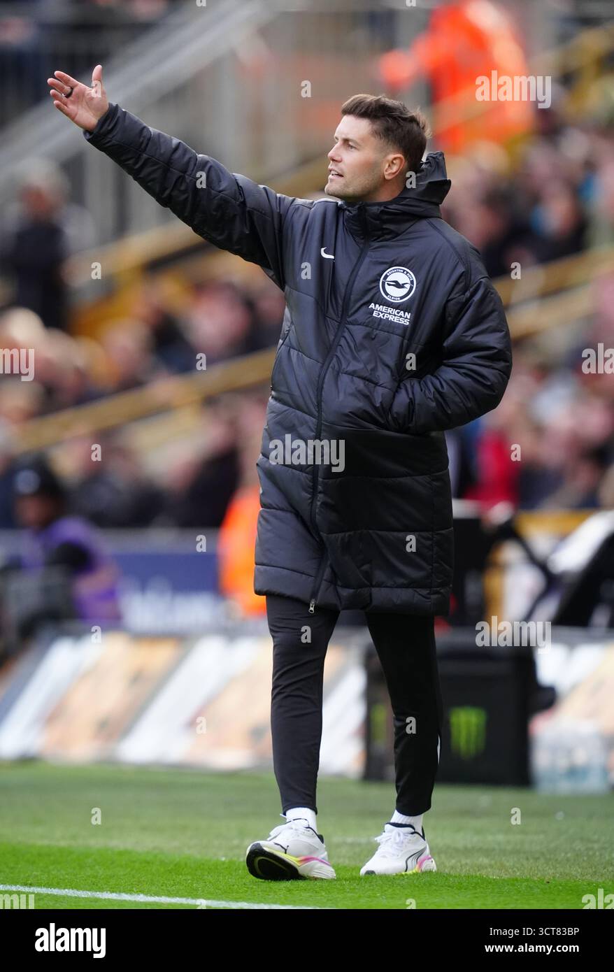 Brighton et le manager de Hove Albion Fabian Hurzeler sur la ligne de touche lors du match de premier League au Molineux Stadium, Wolverhampton. Date de la photo : dimanche 5 octobre 2025. Banque D'Images
