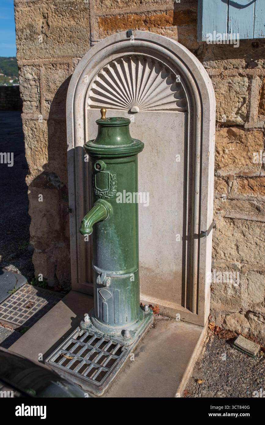 Pompe à eau manuelle antique dans la ville Banque D'Images