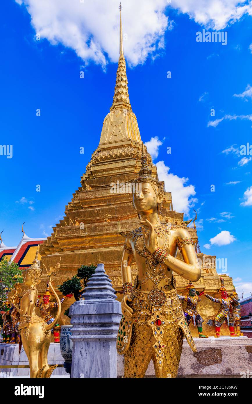 Statue de Bouddha plaquée or à Wat Phra Kaew, Temple du Bouddha d'émeraude, Bangkok, Thaïlande Banque D'Images
