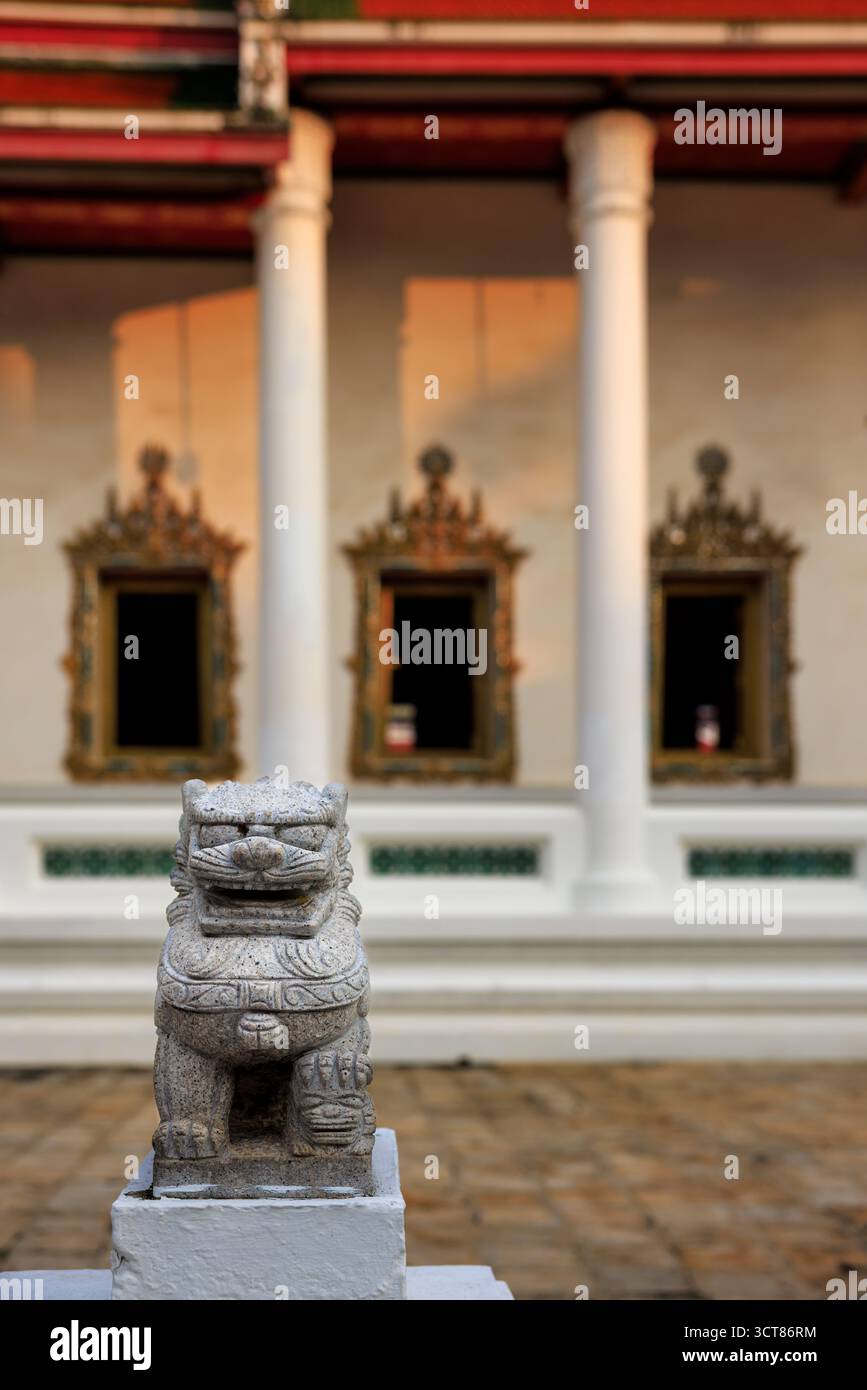 Un lion monte la garde devant un temple thaïlandais, Bangkok, Thaïlande Banque D'Images