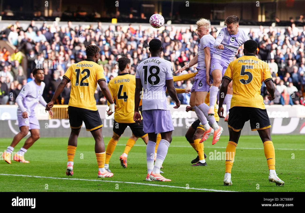 Jan Paul van Hecke (6) de Brighton et Hove Albion marque le premier but de leur équipe lors du match de premier League au Molineux Stadium, Wolverhampton. Date de la photo : dimanche 5 octobre 2025. Banque D'Images