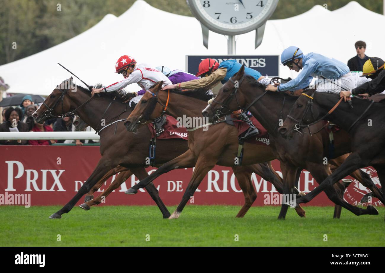 Paris, France. Dimanche 5 octobre 2025. Barnavara et Shane Foley remportent le Prix de L'Opera Longines pour l'entraîneuse Mme Jessica Harrington et les propriétaires Alpha Racing. Crédit JTW Equine images / Alamy Live News Banque D'Images