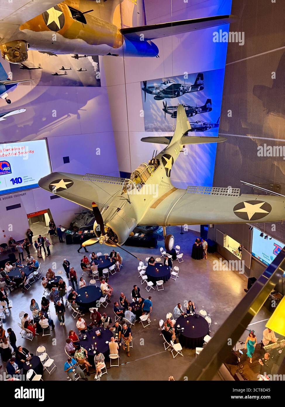 Exposition d'avions de la seconde Guerre mondiale au Musée national de la seconde Guerre mondiale à la Nouvelle-Orléans - Image de stock capturée avec un smartphone