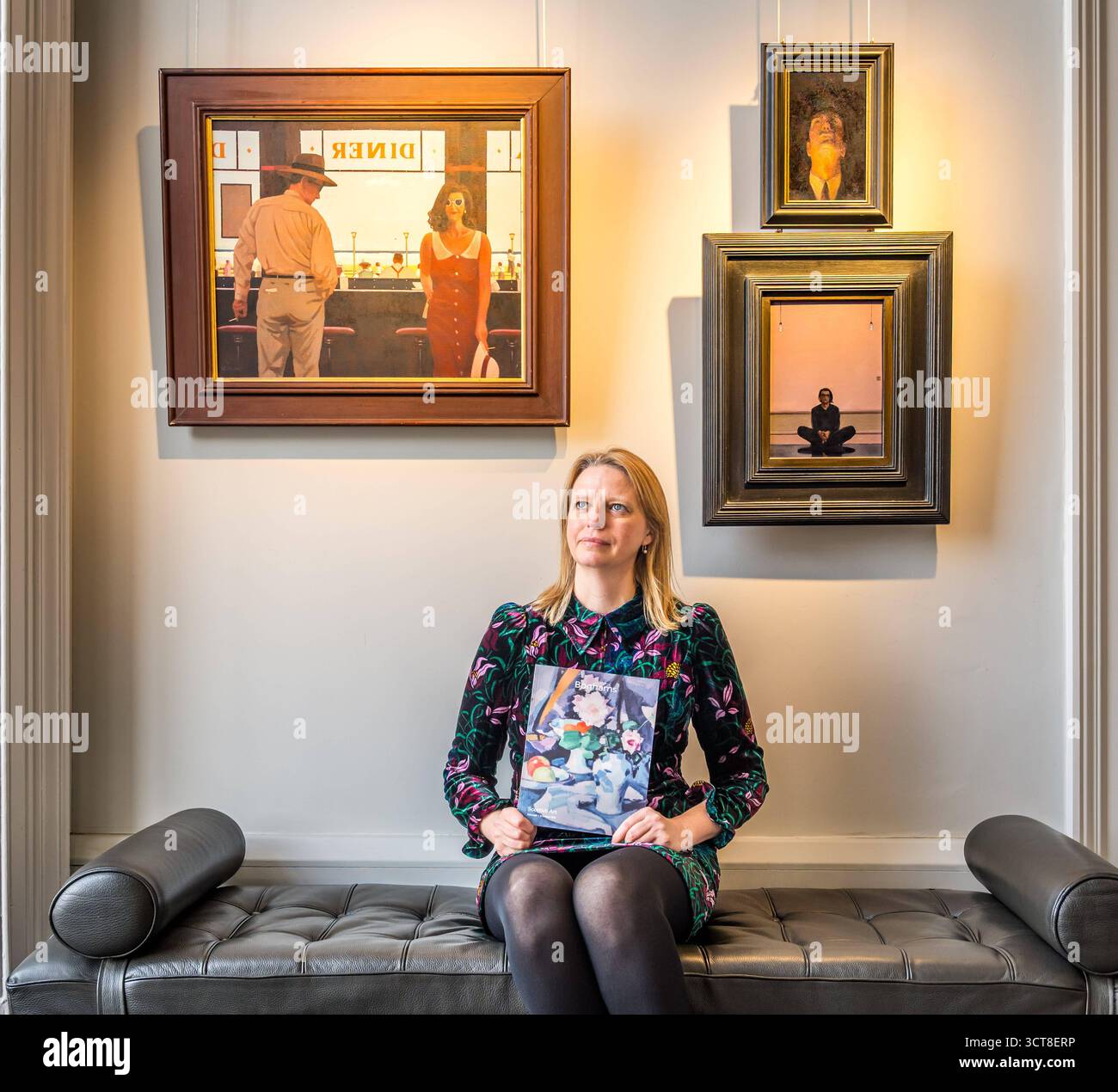 Royaume-Uni : Bonhams vente d'art écossais à Édimbourg, Écosse, Royaume-Uni le 05 octobre 2025 une sélection exceptionnelle d'œuvres importantes d'artistes écossais bien connus dans une vente aux enchères le 8 octobre, mettant en vedette des natures mortes du coloriste écossais Samuel John Peploe et une collection de peintures anciennes, inédites par Jack Vettriano Jack Hoggan alors qu'il a été confié par le frère des artistes. Photo : May Matthews Directeur général Bonhams Scotland avec des peintures de Jack Vettriano. Édimbourg Écosse Royaume-Uni Copyright : xSALLYxANDERSONx Banque D'Images