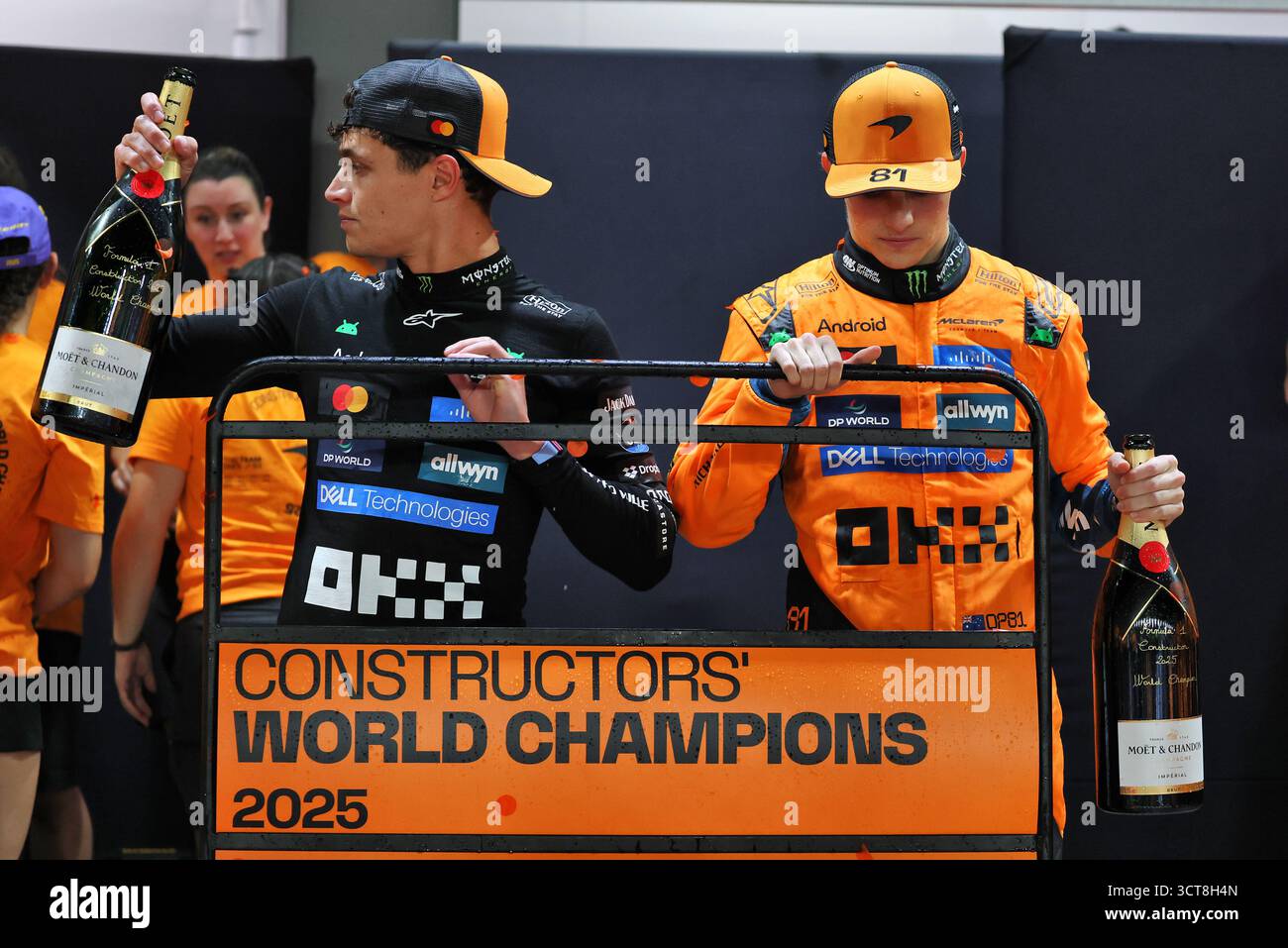 Singapour, Singapour. 05 octobre 2025. (De gauche à droite) : Lando Norris (GBR) McLaren et Oscar Piastri (AUS) McLaren célèbrent la victoire du Championnat des constructeurs avec l'équipe. 05.10.2025. Championnat du monde de formule 1, Rd 18, Grand Prix de Singapour, Marina Bay Street circuit, Singapour, jour de la course. Crédit : James Moy/Alamy Live News Banque D'Images