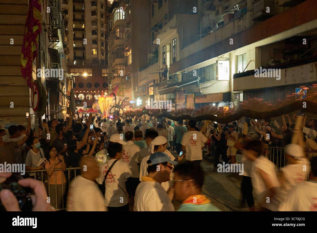 Scène pendant l'emblématique et traditionnelle danse du dragon de feu de Tai Hang à Tai Hang, le 5 octobre 2025. Banque D'Images