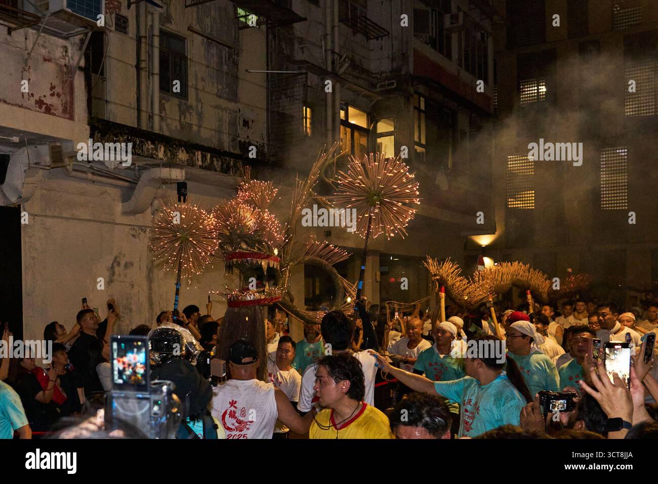 Scène pendant l'emblématique et traditionnelle danse du dragon de feu de Tai Hang à Tai Hang, le 5 octobre 2025. Banque D'Images