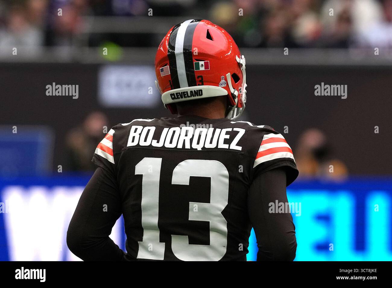 The Mexico helmet decal on Cleveland Browns punter Corey Bojorquez (13) during an NFL football game between the Cleveland Browns and the Minnesota Vikings at Tottenham Hotspur Stadium in London, Sunday, Oct. 5, 2025. (Dave Shopland/AP Content Services for the NFL) Banque D'Images