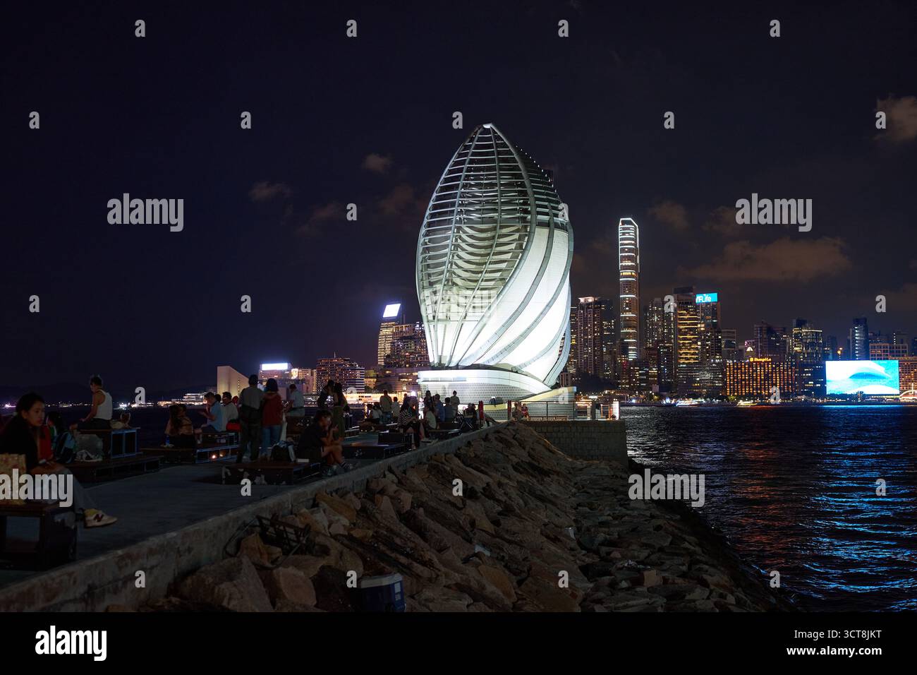 Le puits de ventilation à East Coast Park Precinct à Fortress Hill avec la nuit Victoria Harbour et Tsim Sha Tsui comme toile de fond. Banque D'Images