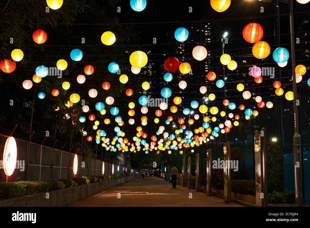 Tin Hau, Hong Kong - Sep 30 2025 : chemin du dragon de feu de Tai Hang la nuit dans les décorations colorées du festival de mi-automne - lanternes. Banque D'Images