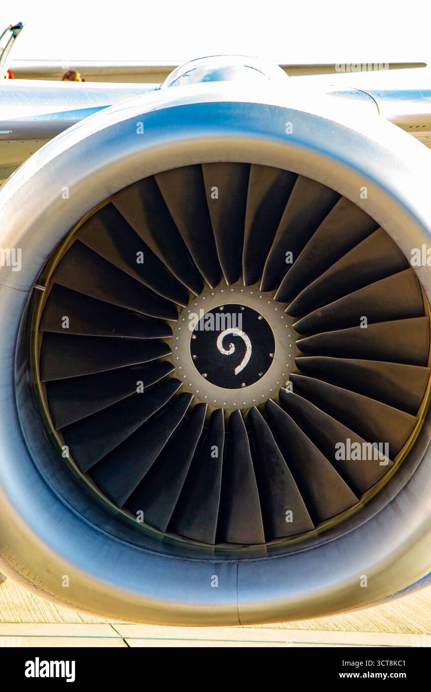 Un tourbillon peint sur le spinner, le nez pointu du ventilateur central d'un turboréacteur Banque D'Images