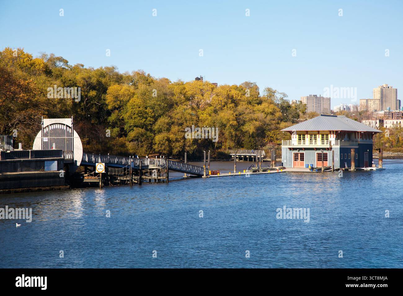 Le Peter Jay Sharp Boathouse au Highbridge Park avec des arbres de feuilles d'automne sur la rive de la rivière Harlem, Washington Heights, Manhattan, New York City, Banque D'Images
