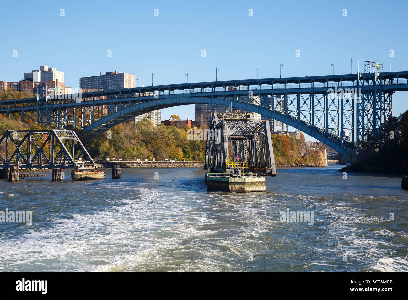 Sous Henry Hudson et Sputyen Duyvil pont pivotant au-dessus de Spuyten Duyvil Creek, reliant Inwood - Manhattan au Bronx, New York City, États-Unis Banque D'Images