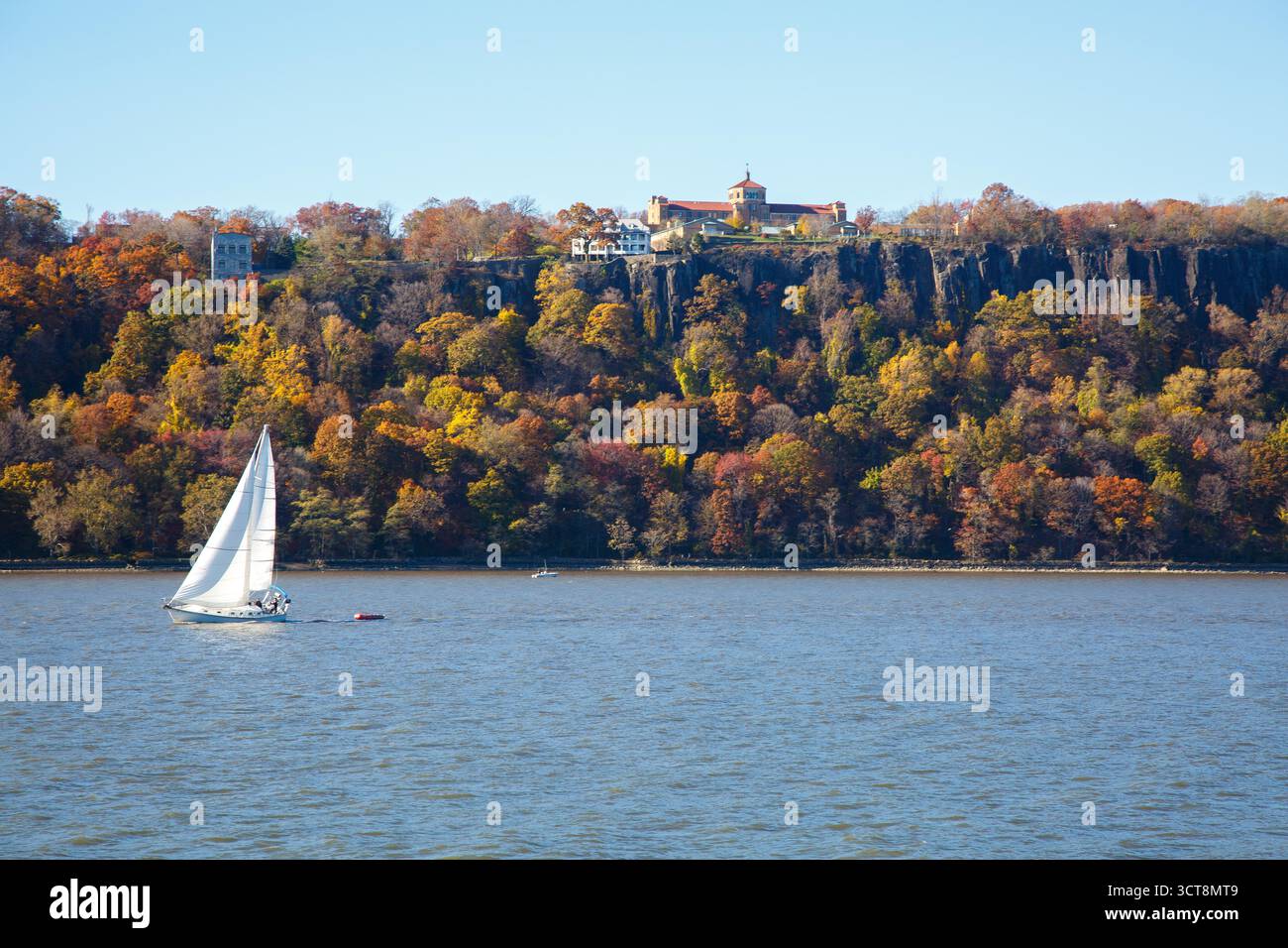 Le voilier et Linwood, New Jersey, avec des arbres de couleur feuille d'automne sur la rive de la rivière Hudson, New York City, États-Unis Banque D'Images
