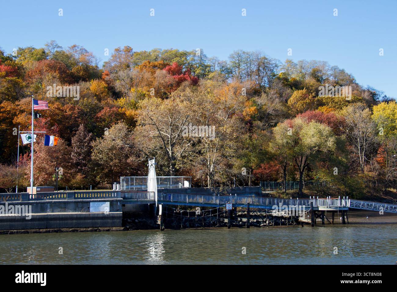 Le Peter Jay Sharp Boathouse au Highbridge Park avec des arbres de feuilles d'automne sur la rive de la rivière Harlem, Washington Heights, Manhattan, New York City, Banque D'Images