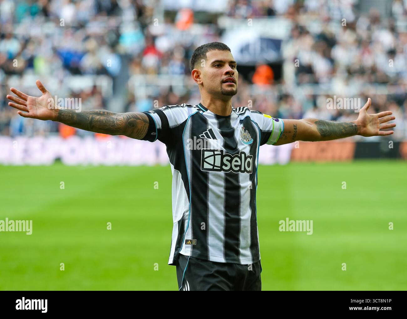 Newcastle, Royaume-Uni. 05 octobre 2025. Bruno Guimarães de Newcastle United marque un BUT 1-0 et célèbre le Newcastle United FC contre Nottingham Forest FC English premier League match à St.James' Park, Newcastle, Angleterre, Royaume-Uni le 5 octobre 2025 crédit : Lee Keuneke/Every second Media crédit : Every second Media/Alamy Live News Banque D'Images