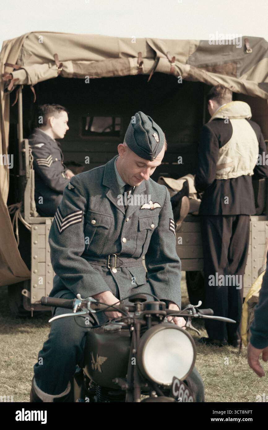 Sergent de la RAF avec une moto vintage lors de l'événement de reconstitution en temps de guerre Banque D'Images