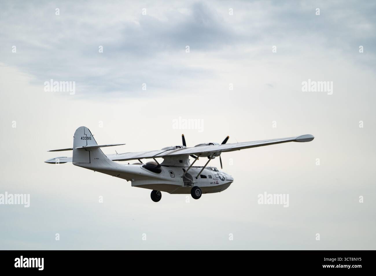 Consolidé avion de bateau à air PBY Catalina en vol contre ciel nuageux au salon aérien de Duxford Banque D'Images