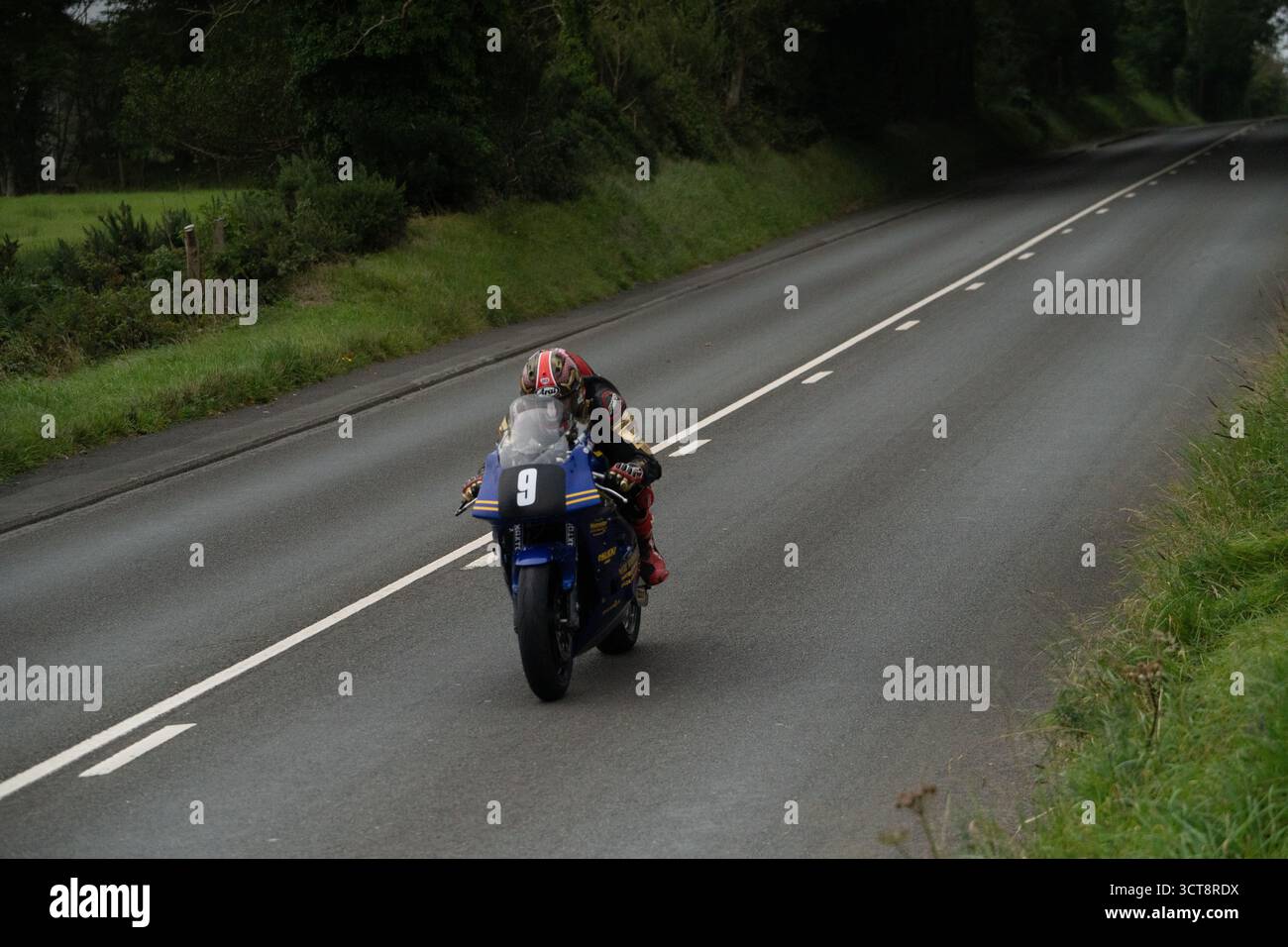 Moto de course numéro 9 sur route de campagne lors de l'événement Isle of Man TT Banque D'Images