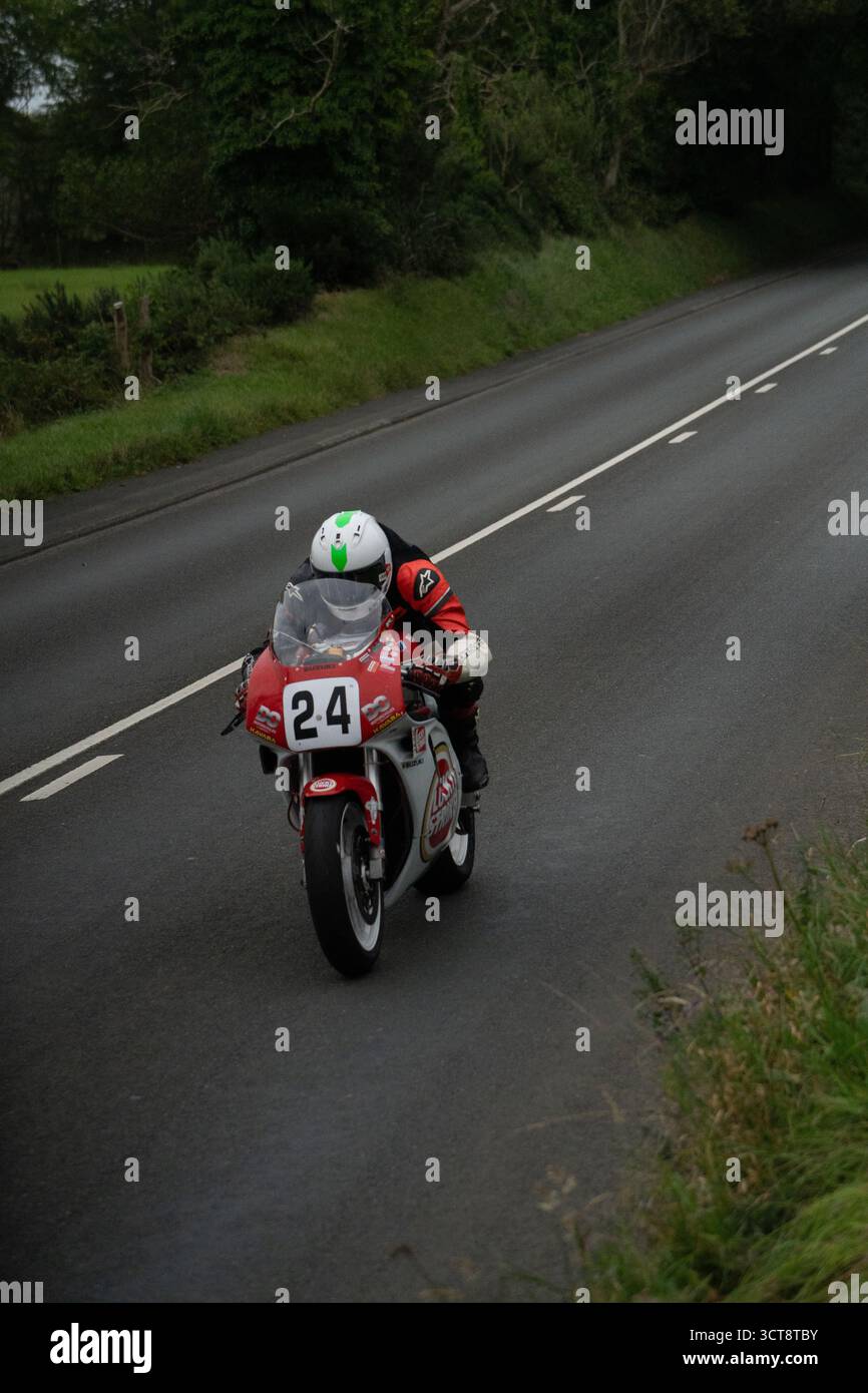 Moto de course numéro 24 sur route de campagne à Isle of Man TT races Banque D'Images