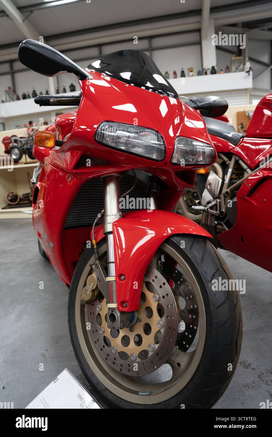 Moto sportive rouge exposée dans le musée ou le hall d'exposition Banque D'Images