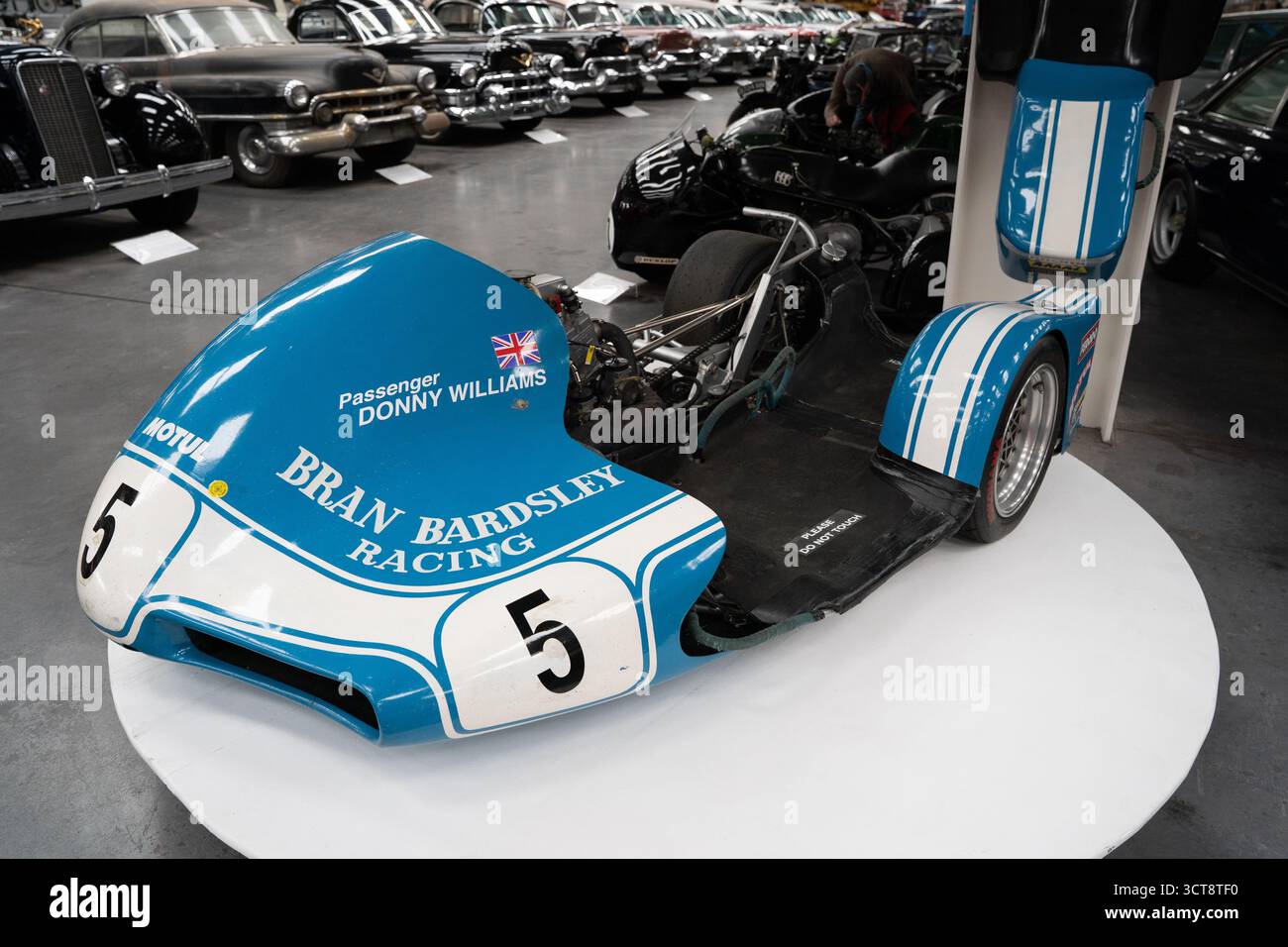 Bran Bardsley Racing numéro 5 affichage de voiture de course vintage dans le musée avec arrière-plan de véhicules classiques Banque D'Images