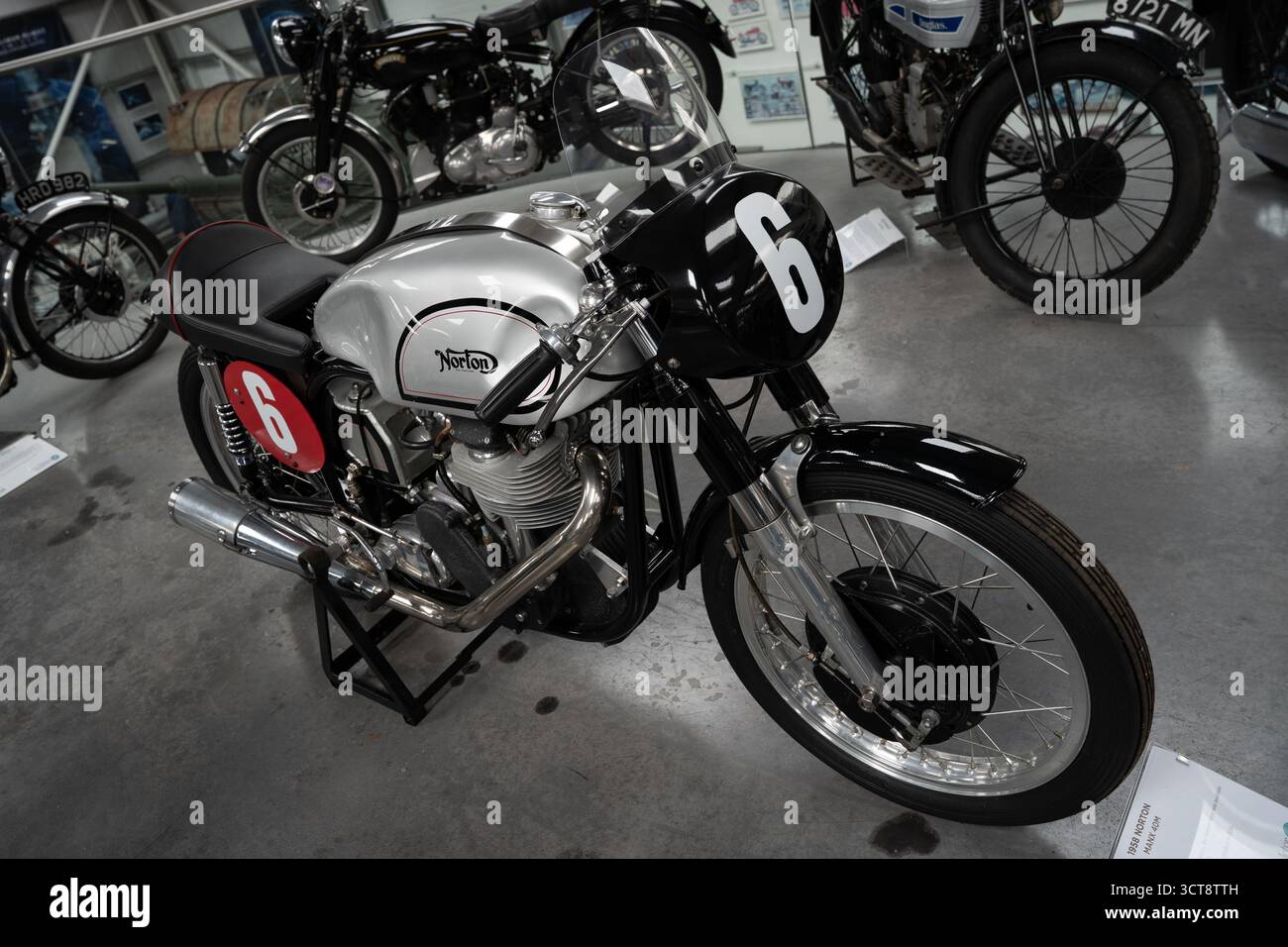 Moto de course Norton vintage numéro 6 exposée dans le musée avec des motos classiques Banque D'Images
