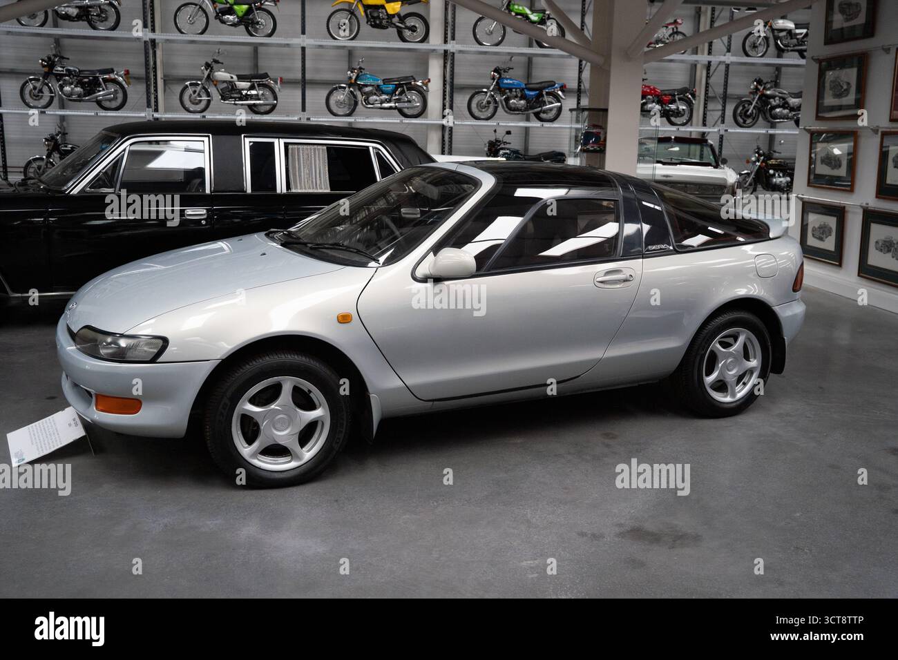 Toyota sera argent cabriolet avec portes en papillon dans l'exposition de musée de véhicule Banque D'Images