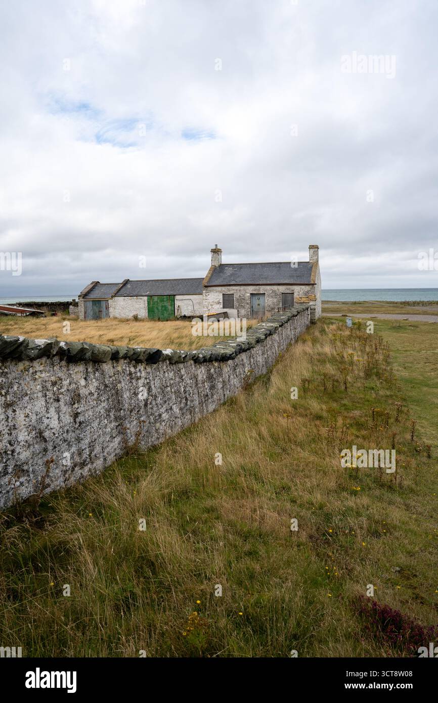 Ferme traditionnelle en pierre avec mur de pierre sèche à travers la campagne de landes Banque D'Images