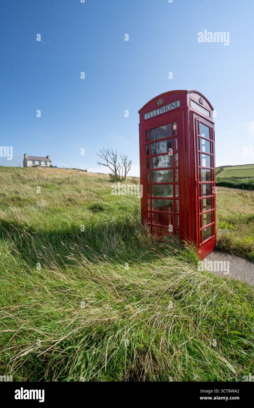 Boîte téléphonique rouge traditionnelle dans le paysage rural de campagne sur l'île de Man Banque D'Images