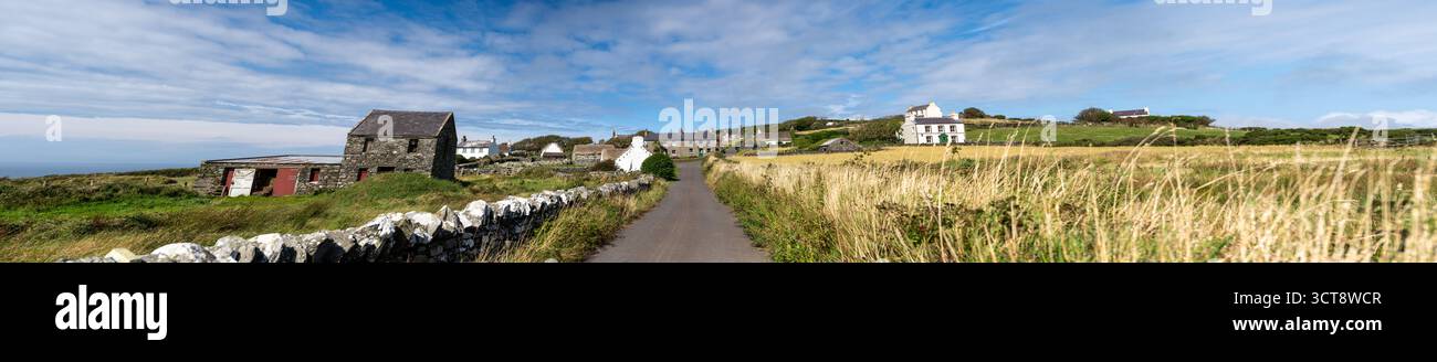 Vue panoramique sur le village rural de l'île de Man avec des chalets en pierre et ruelle de campagne sous le ciel spectaculaire Banque D'Images