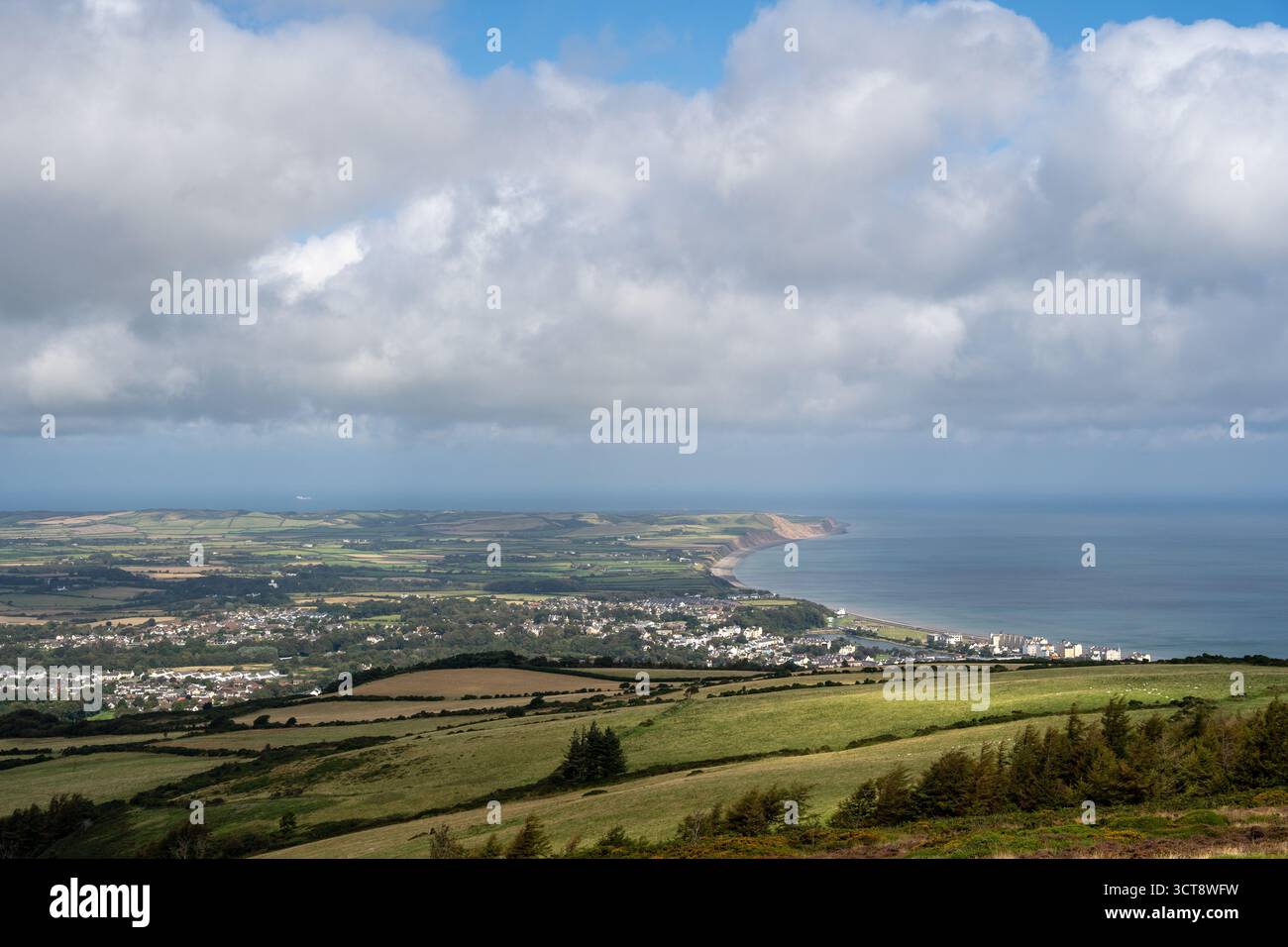 Vue panoramique sur la côte de l'île de Man avec collines ondulantes et ville balnéaire Banque D'Images