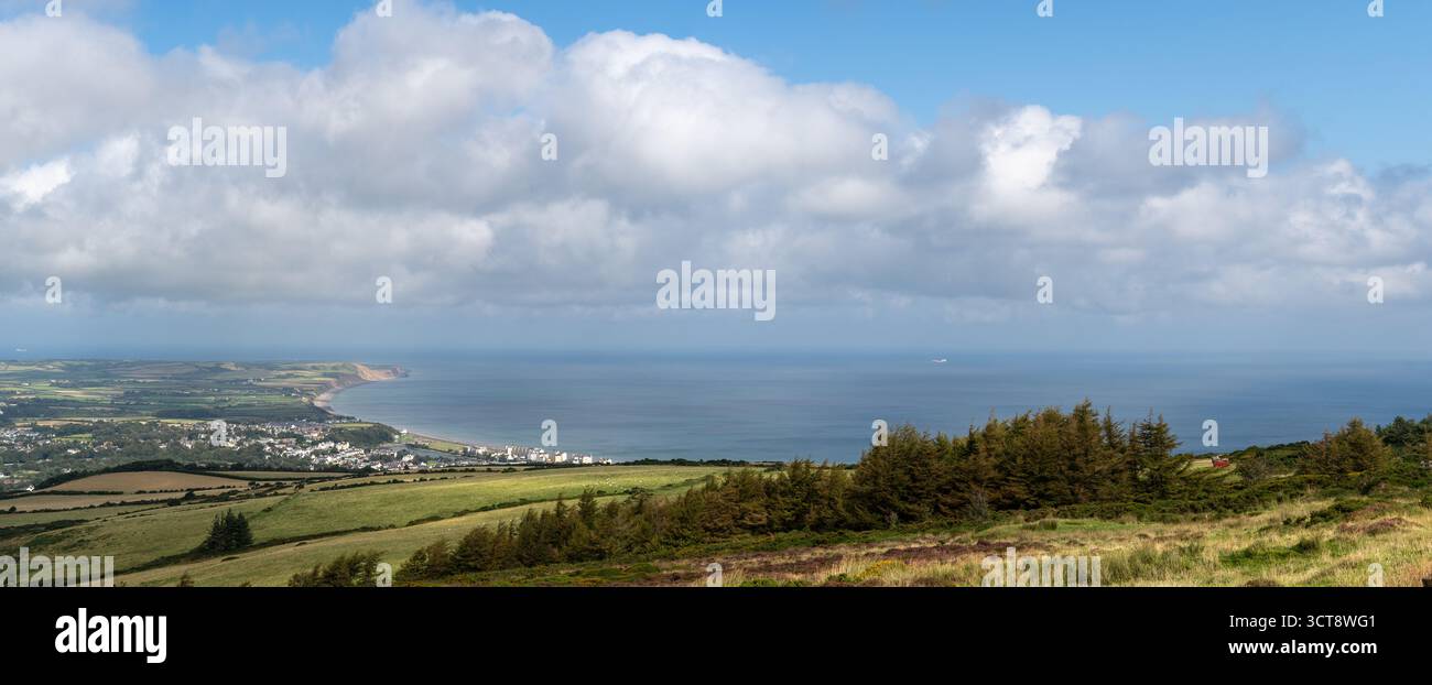Vue panoramique sur la campagne de l'île de Man jusqu'à la côte et la mer d'Irlande sous un ciel nuageux spectaculaire Banque D'Images