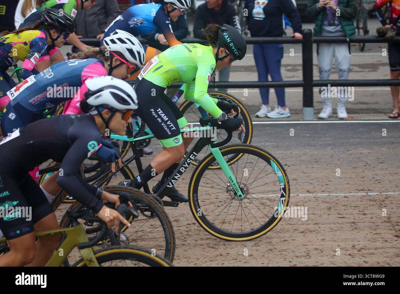 Gijón, Espagne, 5 octobre 2025 : la cycliste Laly Pichot (101, R) prend la tête au départ du XV Trophée Villa de Gijón le 5 octobre 2025 à Gijón, Espagne. Crédit : Alberto Brevers / Alamy Live News. Banque D'Images
