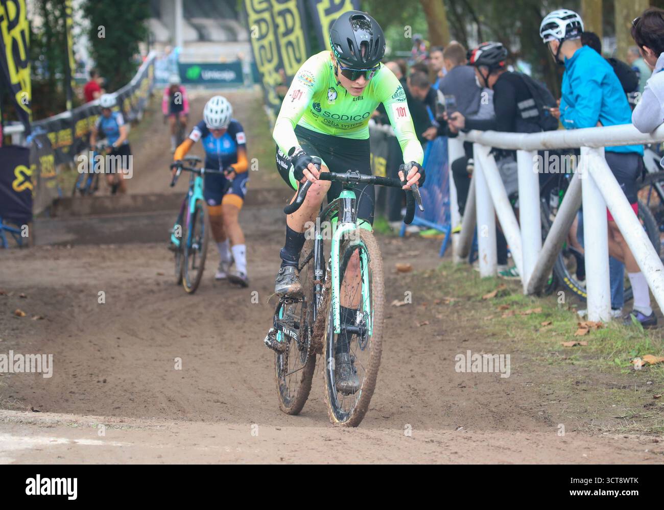Gijón, Espagne, 5 octobre 2025 : la cycliste Laly Pichot (101, R) mène la course lors du XV Trophée Villa de Gijón le 5 octobre 2025, à Gijón, Espagne. Crédit : Alberto Brevers / Alamy Live News. Banque D'Images
