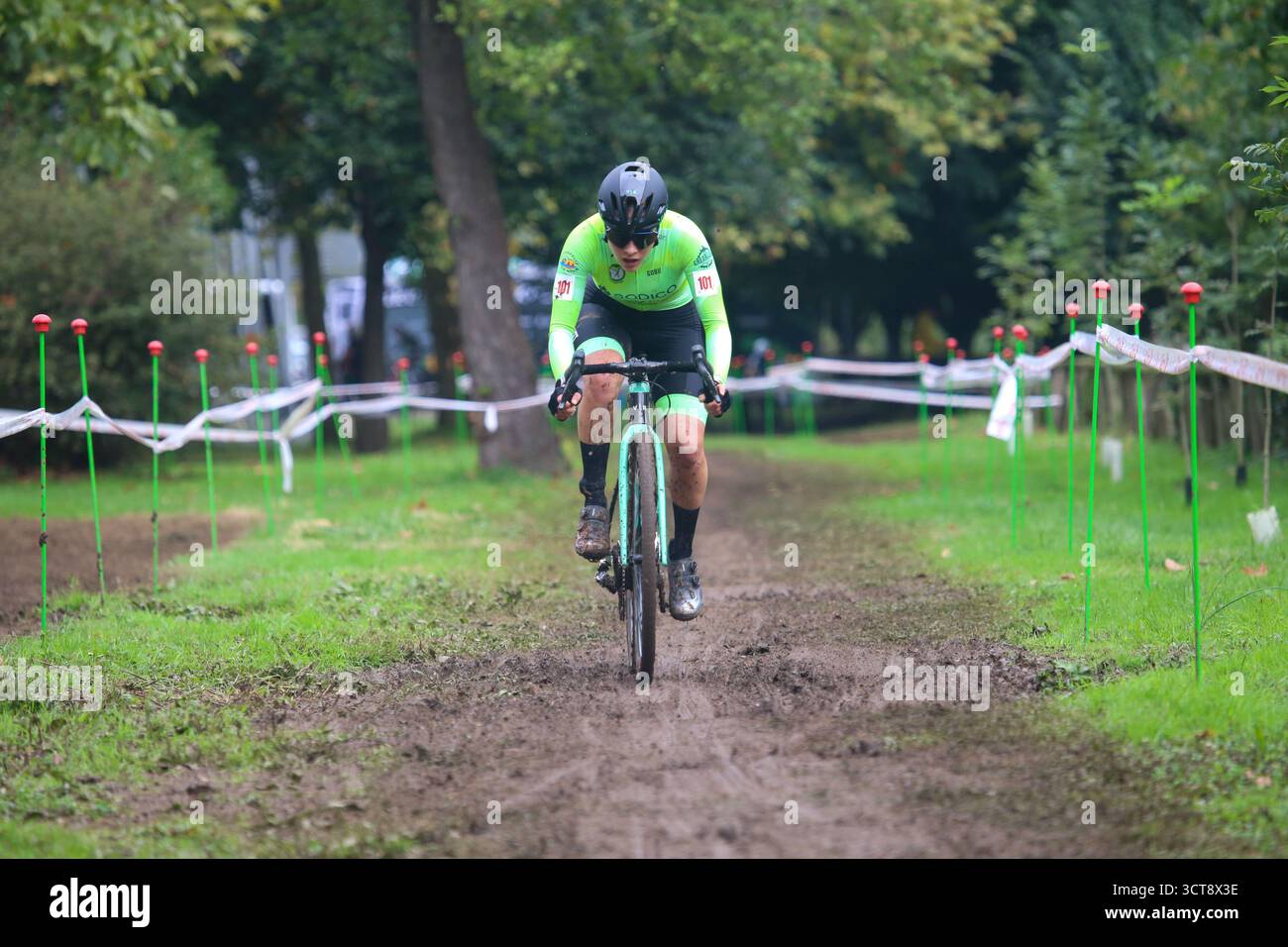 Gijón, Espagne, 5 octobre 2025 : la cycliste Laly Pichot (101, R) mène la course lors du XV Trophée Villa de Gijón le 5 octobre 2025, à Gijón, Espagne. Crédit : Alberto Brevers / Alamy Live News. Banque D'Images