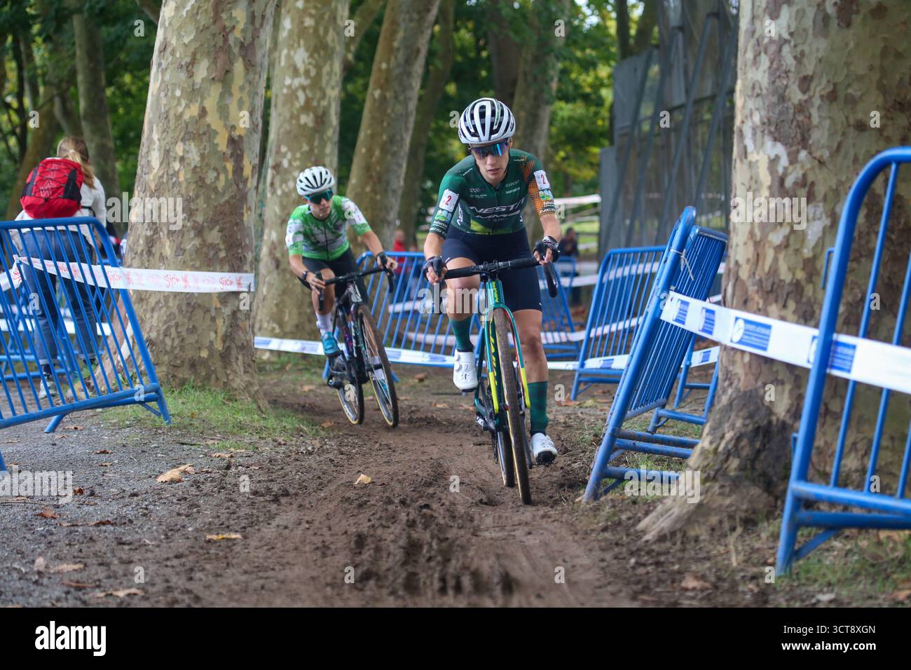 Gijón, Espagne, 5 octobre 2025 : le cycliste Lucía González (2, R) du MMR - Nesta CX Team mène la course devant Sara Cueto (3, l) lors du XV Trophée Villa de Gijón le 5 octobre 2025 à Gijón, Espagne. Crédit : Alberto Brevers / Alamy Live News. Banque D'Images